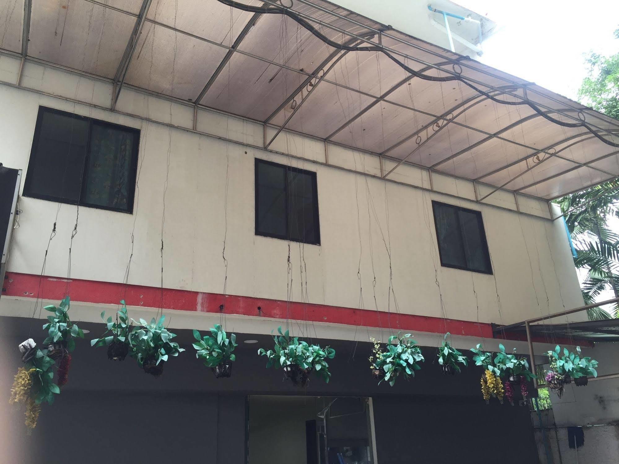 Uno Inn Bangkok Bagian luar foto